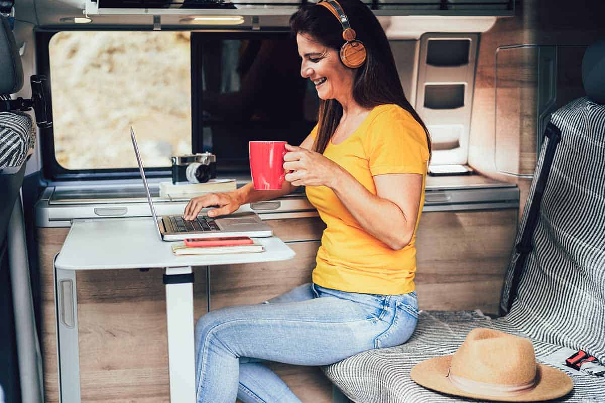 trabajando en mini camper
